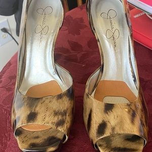Beautiful leopard hills, size 7 1/2 like new